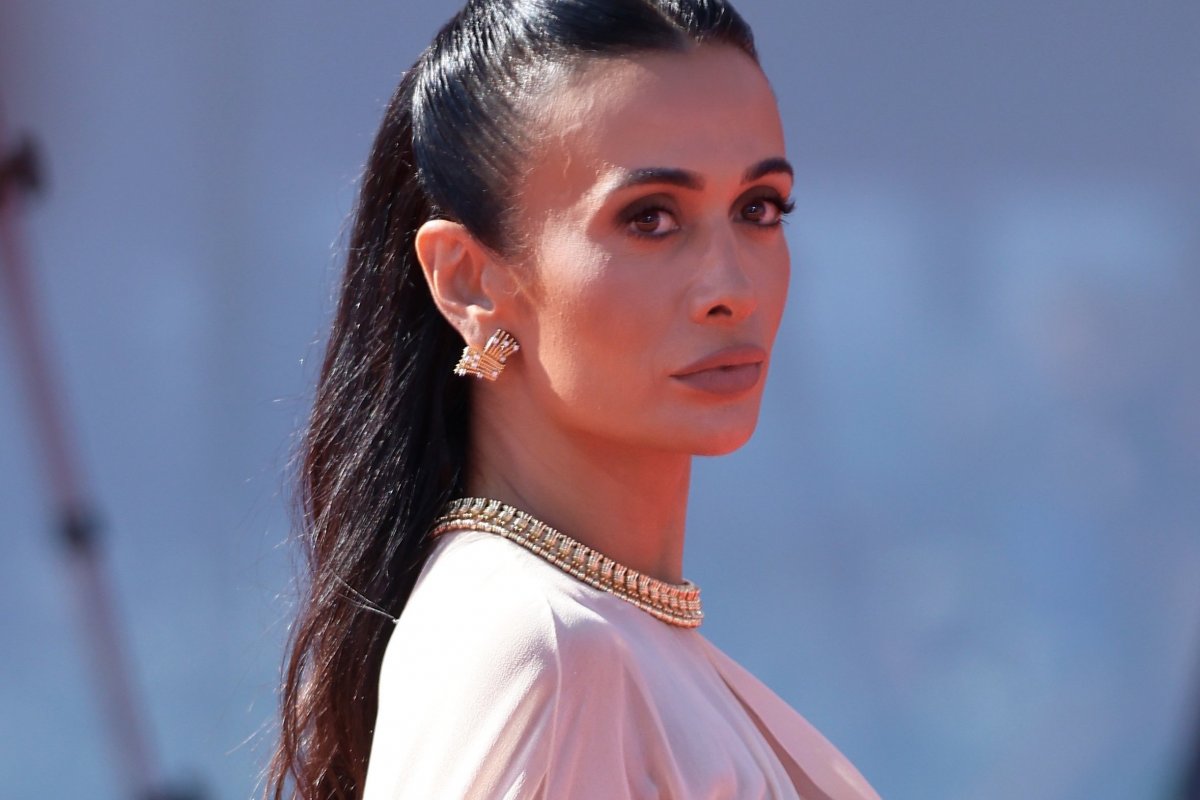 Pelo segundo ano, Silvia Braz prestigia o Festival Internacional de Cinema de Veneza com look vintage de 1978!