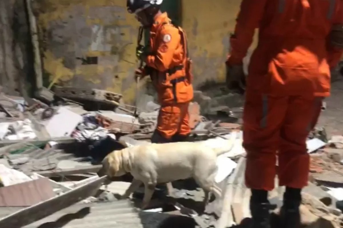 Prédio de três andares desaba em Salvador