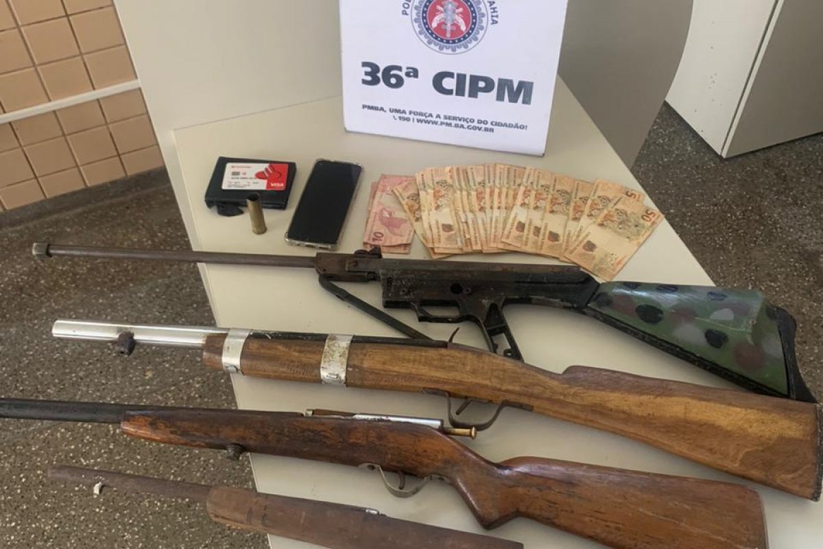 Homem é preso com espingarda após abordagem policial em Dias d'Ávila