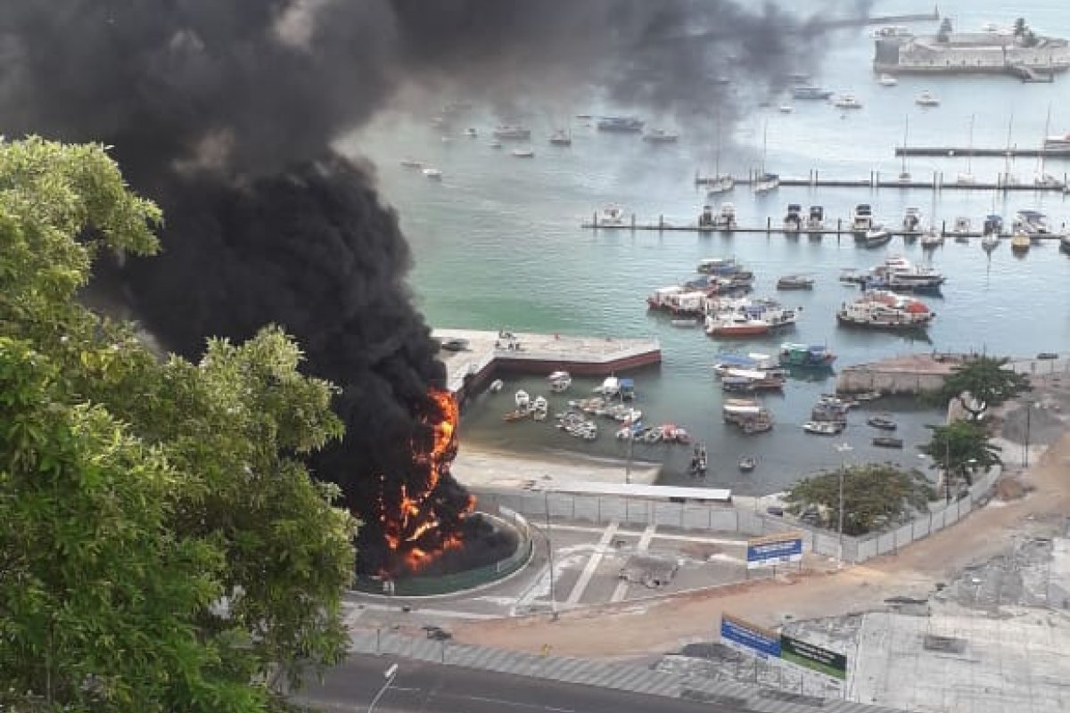 Monumento feito por Mario Cravo é destruído por incêndio
