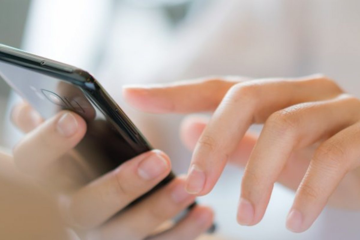 Brasileiros trocam menos de celular devido a crédito caro