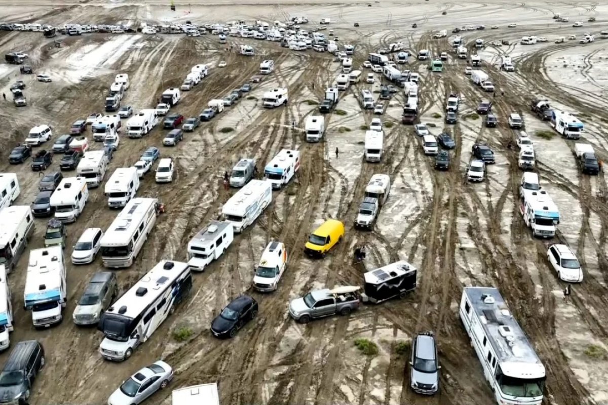 Chuvas inundam festival Burning Man no deserto de Nevada, nos EUA