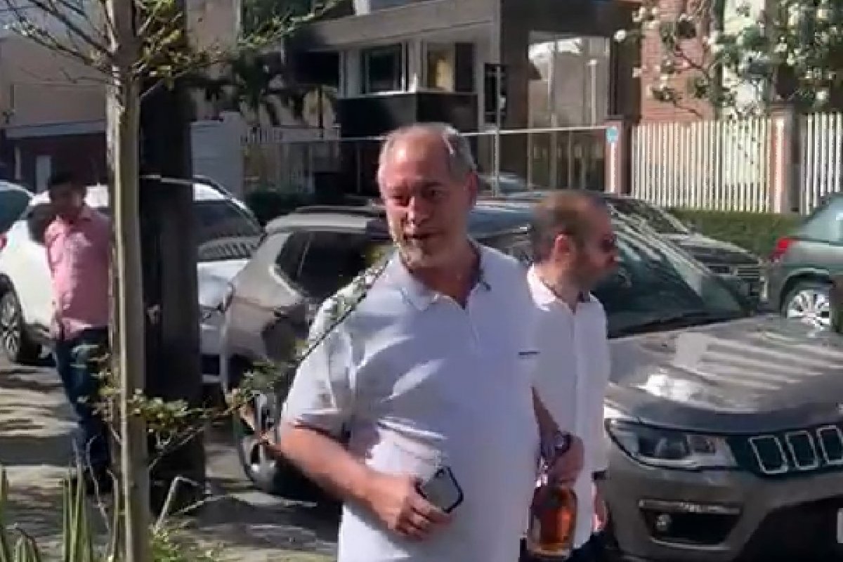 Ciro Gomes, alcoolizado, chama Bolsonaro de ladrão