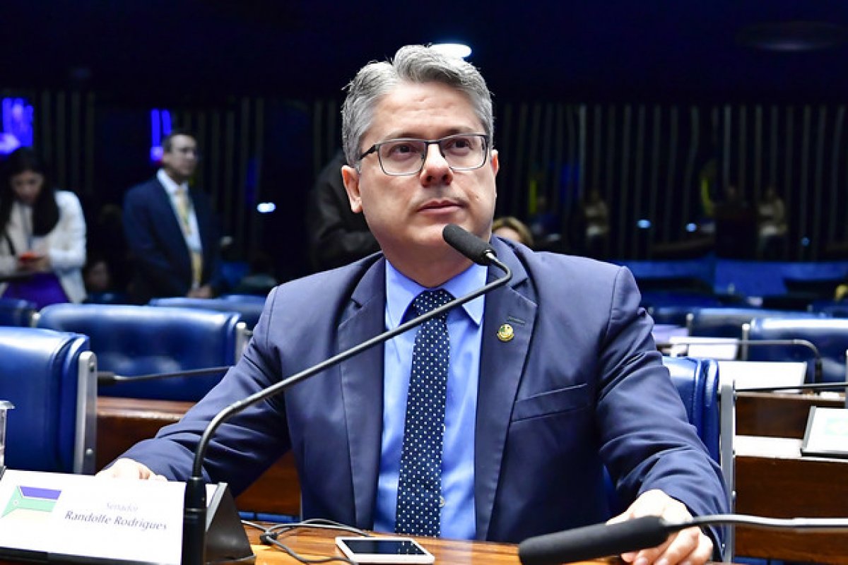 Senador Alessandro Vieira entra com pedido para revogar ação de Lira