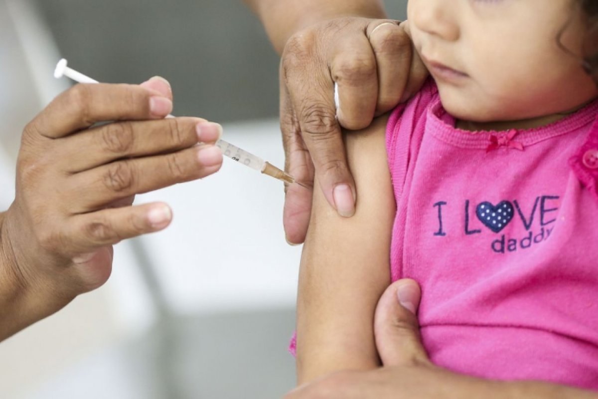 Brasil registra aumento na vacinação infantil após queda nos índices