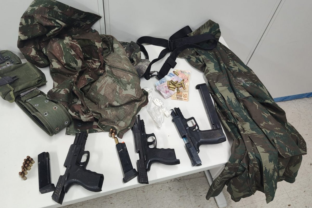 6 fuzis, 11 pistolas e 3 granadas são apreendidas no Alto das Pombas e Calabar