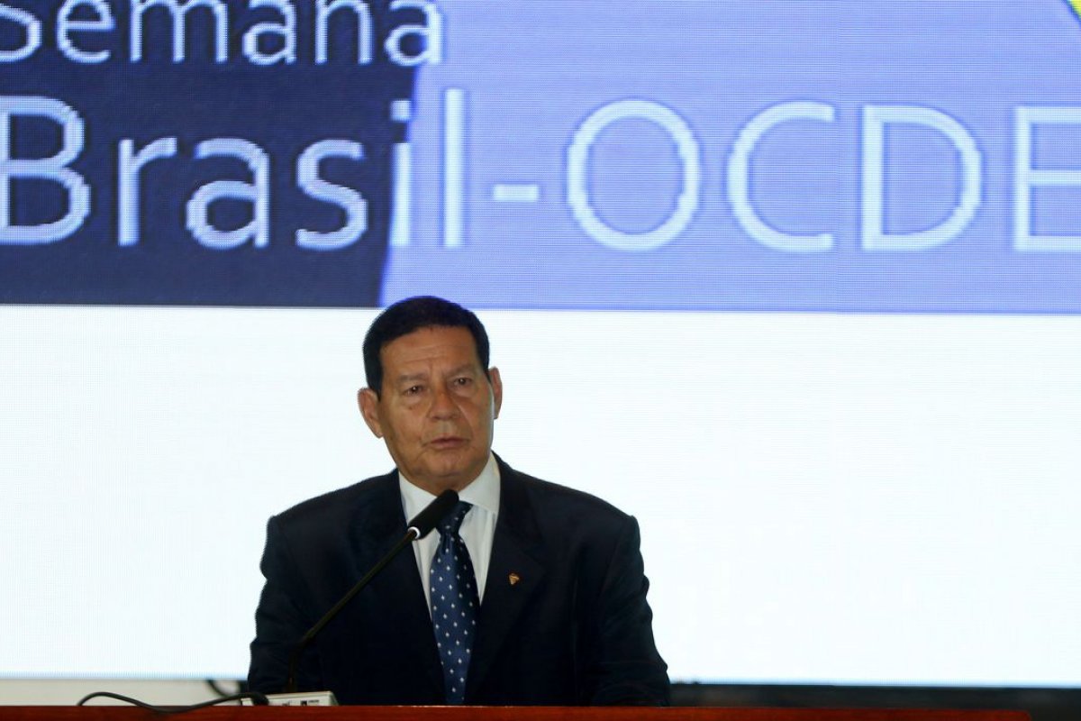 Mourão expressa solidariedade à vítimas das fortes chuvas no Rio Grande do Sul