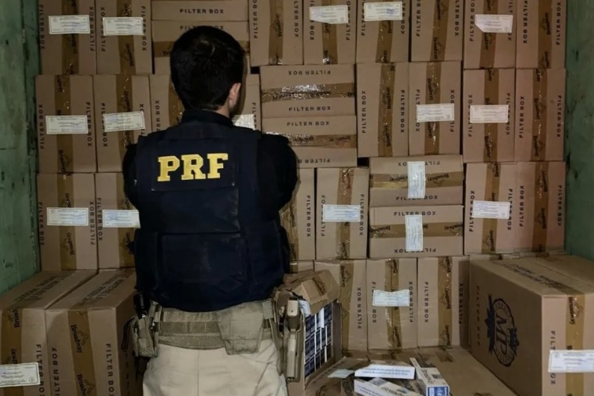 Homem é preso com carga de 365 mil maços de cigarros clandestinos no oeste baiano