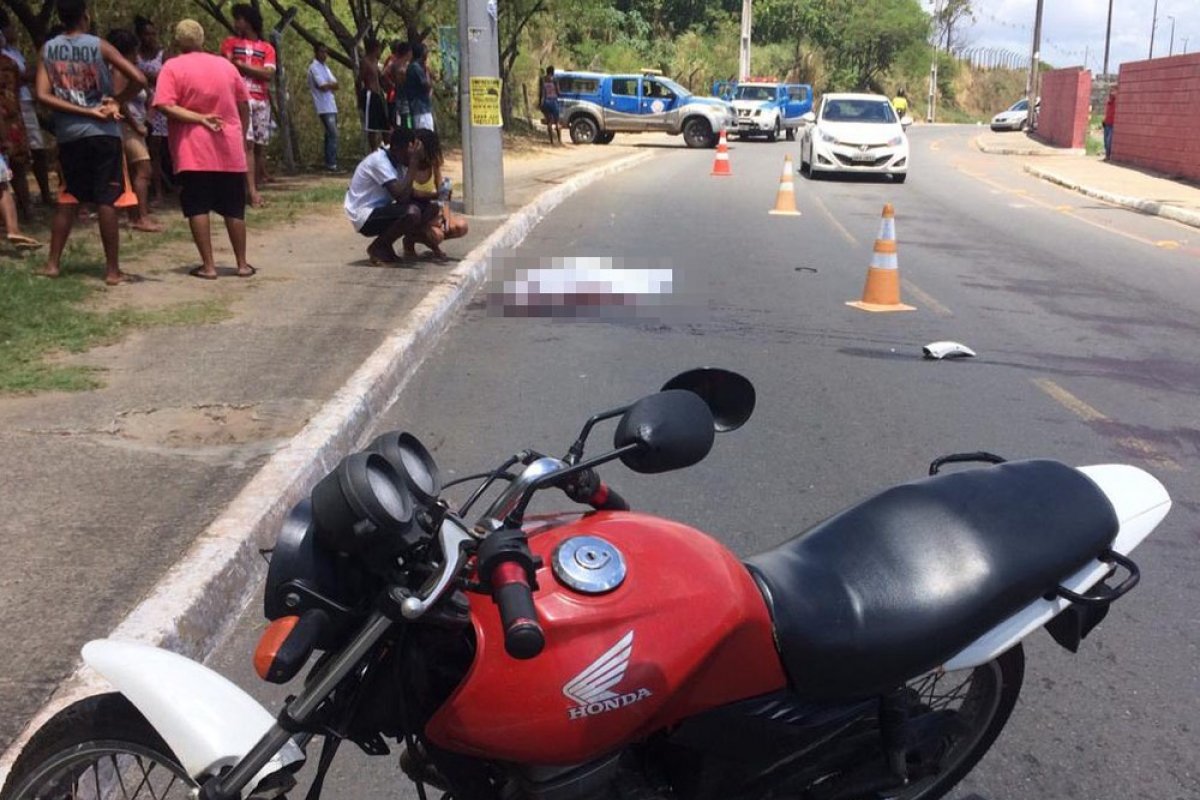 Jovem morre e mulher fica ferida após bater moto em poste em Salvador