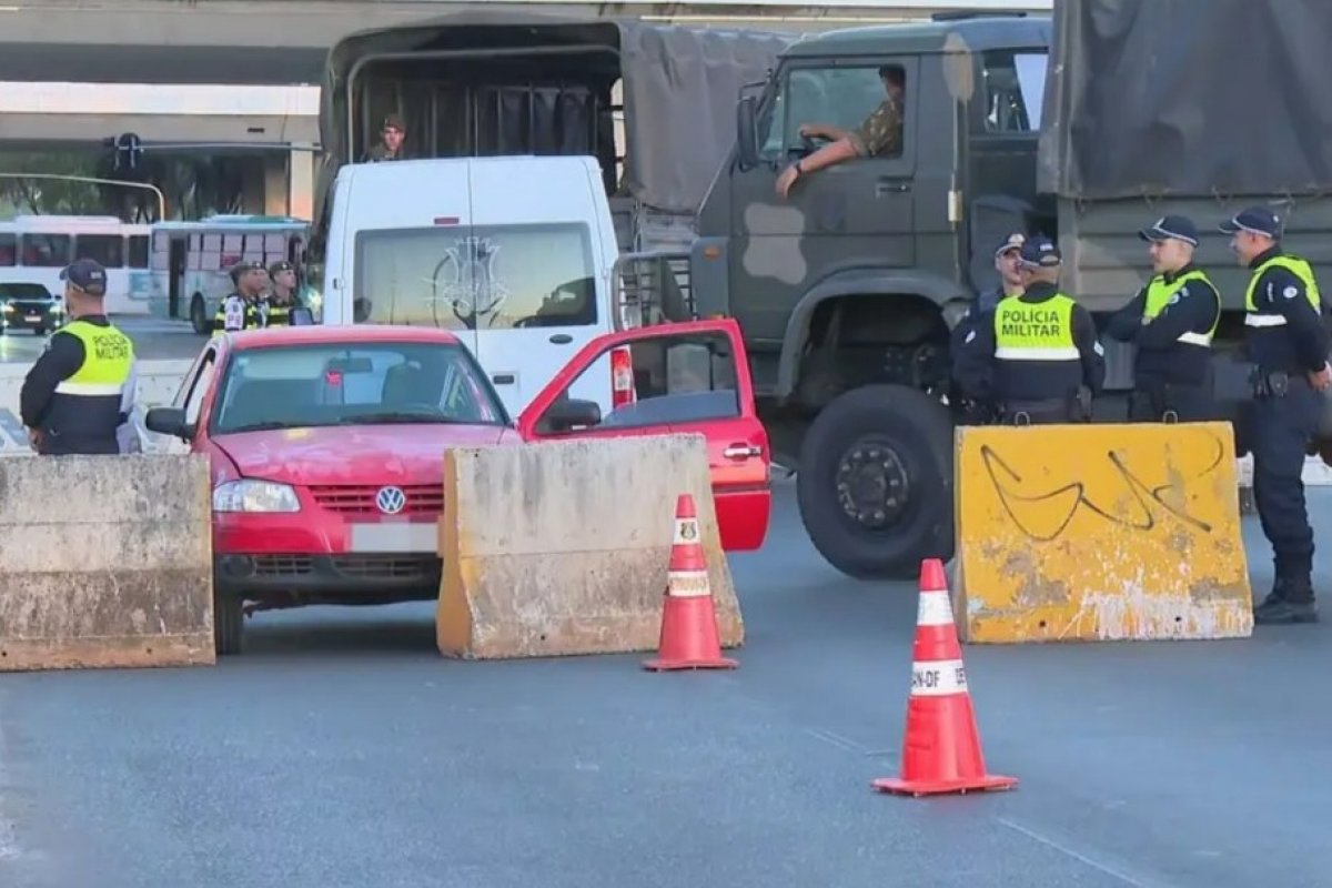 Motorista bate carro em bloqueio da PM para desfile do 7 de Setembro, em Brasília