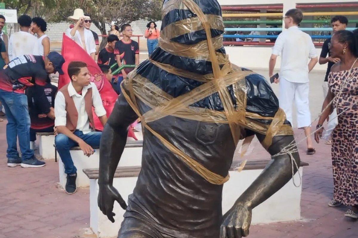 Estátua em homenagem a Daniel Alves é vandalizada no interior da Bahia