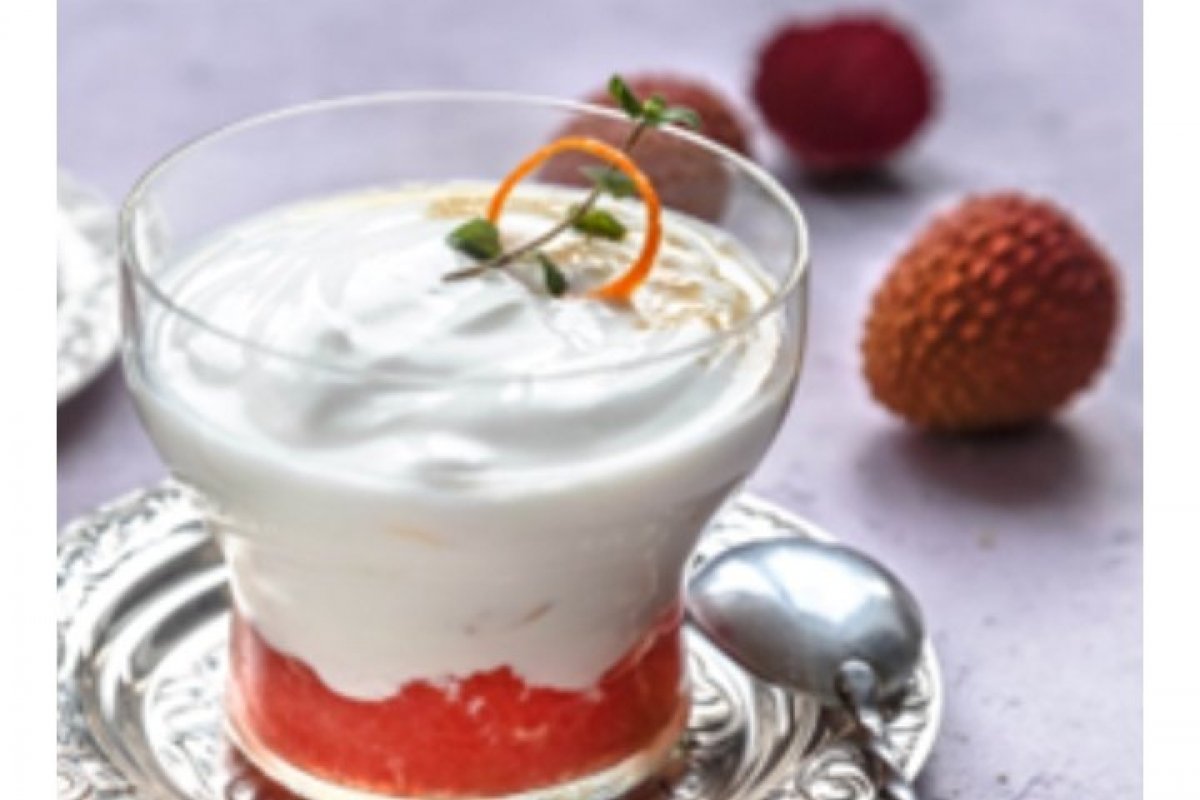 Uma sobremesa leve para o fim de semana: aprenda manjar com calda de lichia!