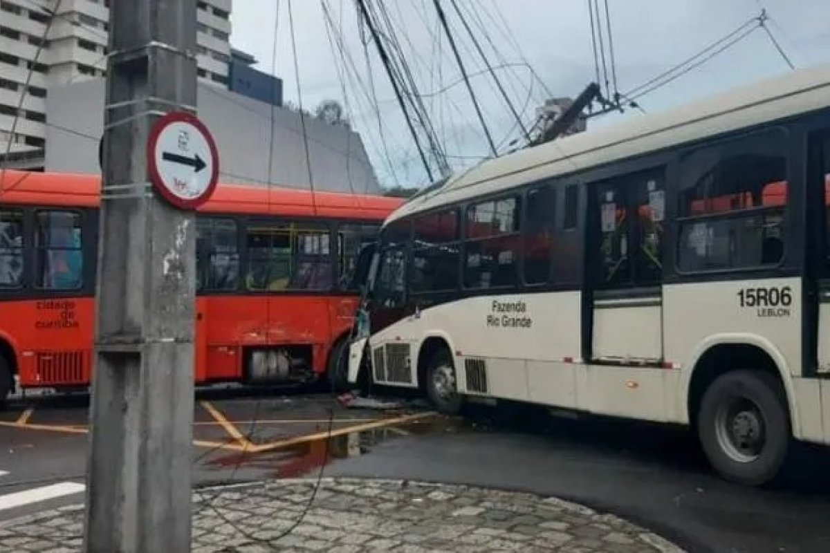 Acidente entre dois ônibus deixa mais de 40 feridos em Curitiba