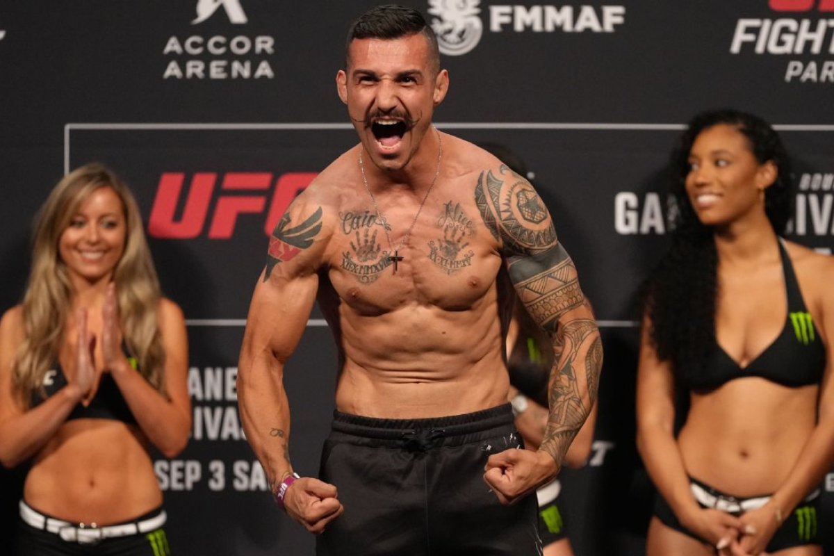 Brasileiro conquista primeira vitória no UFC, após finalizar rival em menos de um minuto
