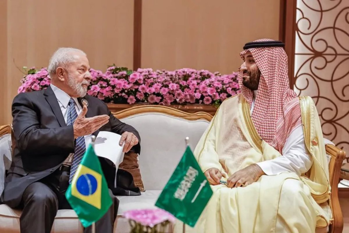 Lula tem encontro com príncipe saudita que deu joias a Bolsonaro
