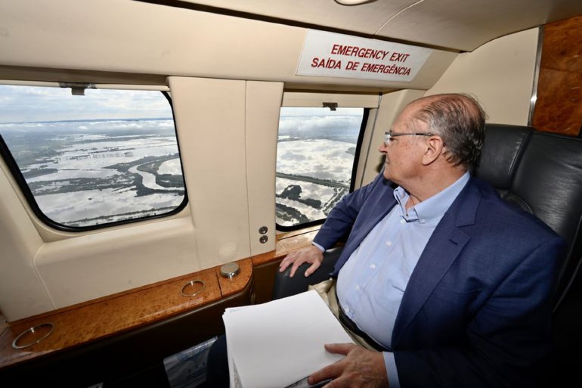 Alckmin sobrevoa Rio Grande do Sul e anuncia R$ 14,9 bilhões para prevenir desastres