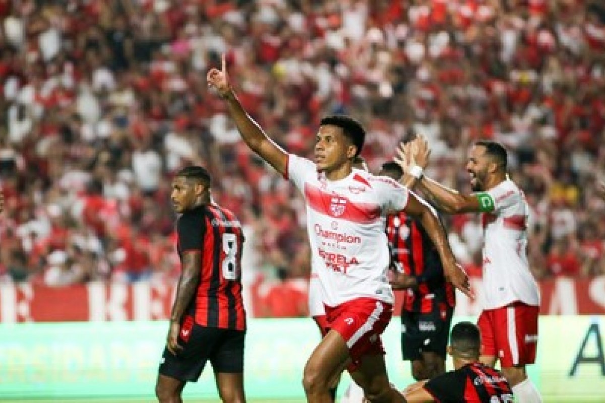 Com direito a "olé" da torcida, Vitória é atropelado pelo CRB em Alagoas