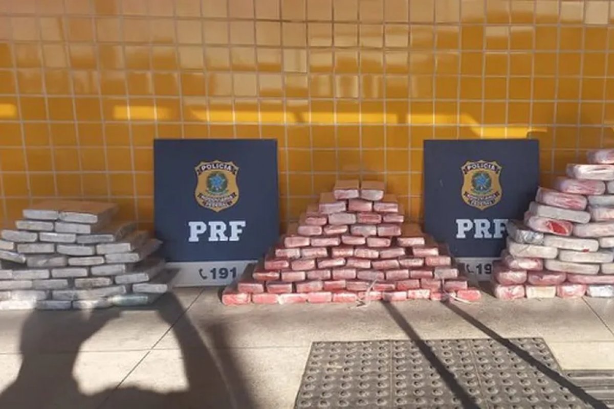 PRF apreende quase 130kg de drogas dentro de ônibus em Vitória da Conquista