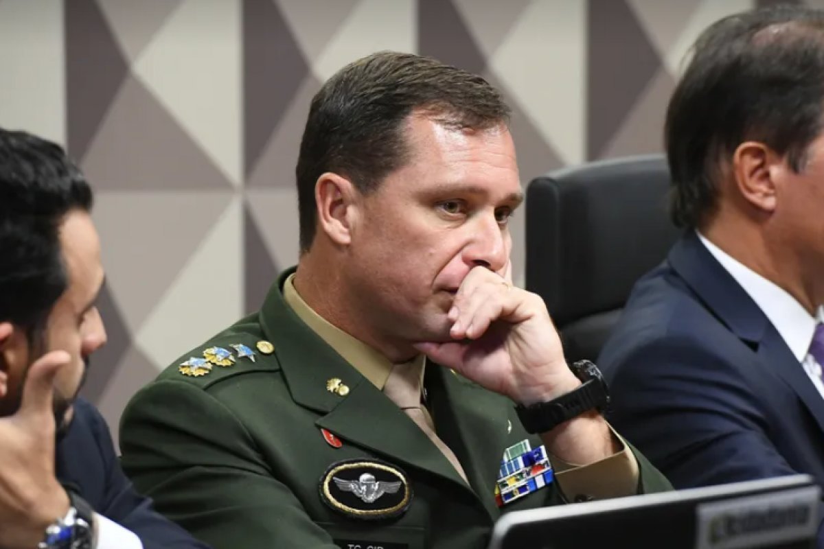 Exército afasta Mauro Cid após decisão do STF