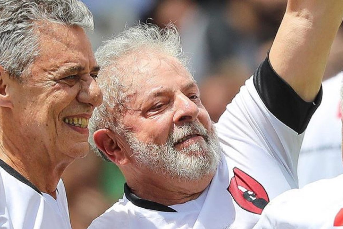Ex-presidente Lula participa de jogo de futebol ao lado de Chico Buarque e demais personalidades