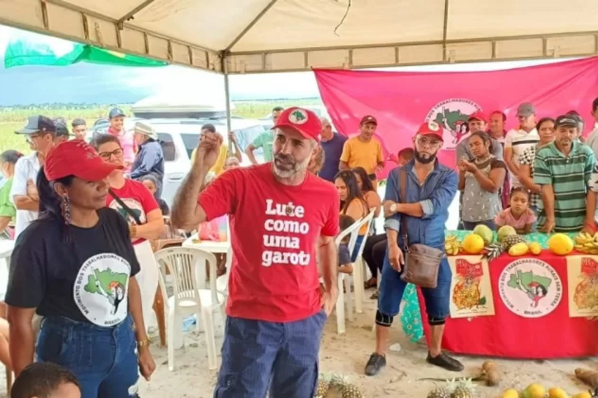 Professor da UFPB responde processo interno por usar camisa do MST em aula