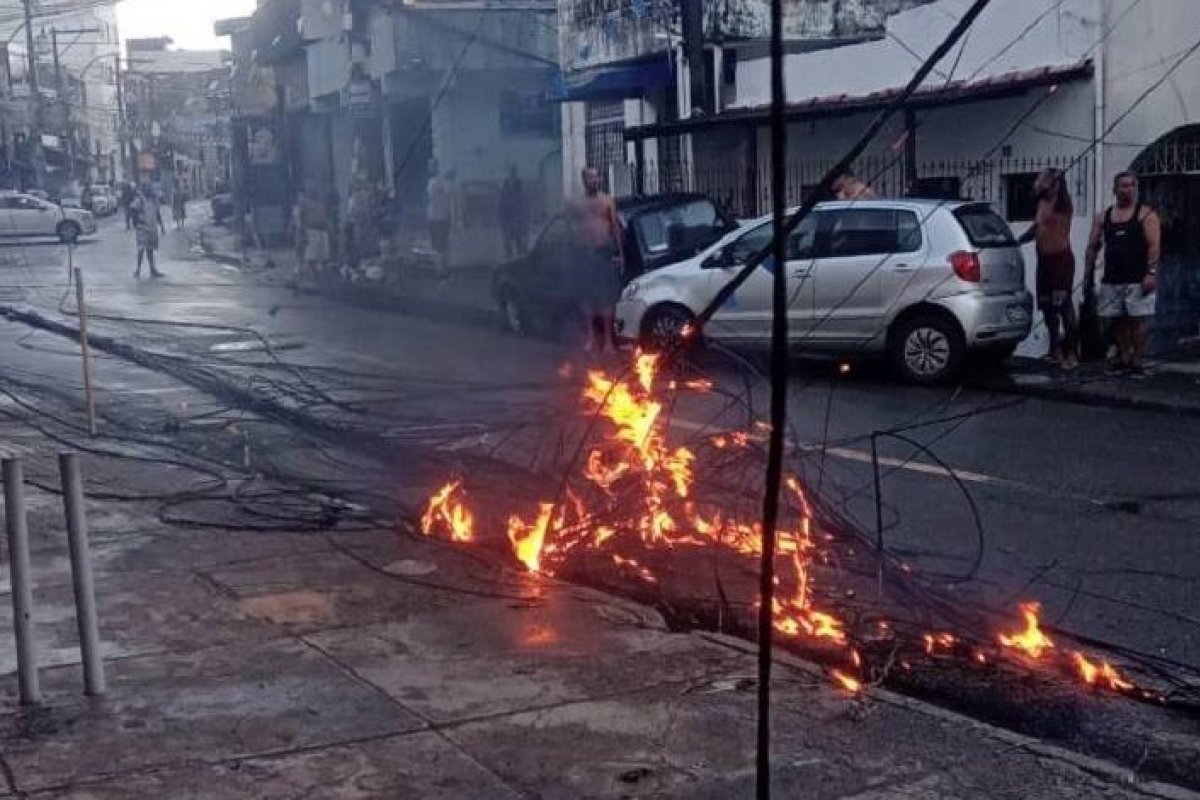 Poste pega fogo e causa transtornos no bairro de Pernambués, em Salvador