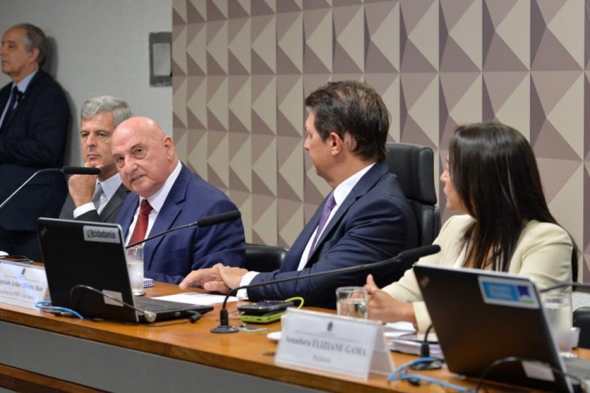 Filho de Gonçalves Dias teve encontro secreto com presidente da CPMI do 8 de janeiro