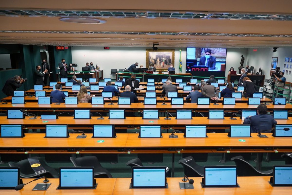 Conselho de Ética inicia análises de denúncias contra Eduardo Bolsonaro e outros quatro deputados