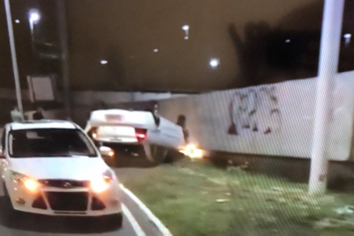 Motorista capota carro na Avenida Paralela