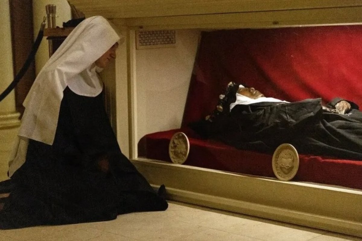 Corpo de freira fica 'incorruptível' após 4 anos de sua morte e túmulo vira atração nos EUA