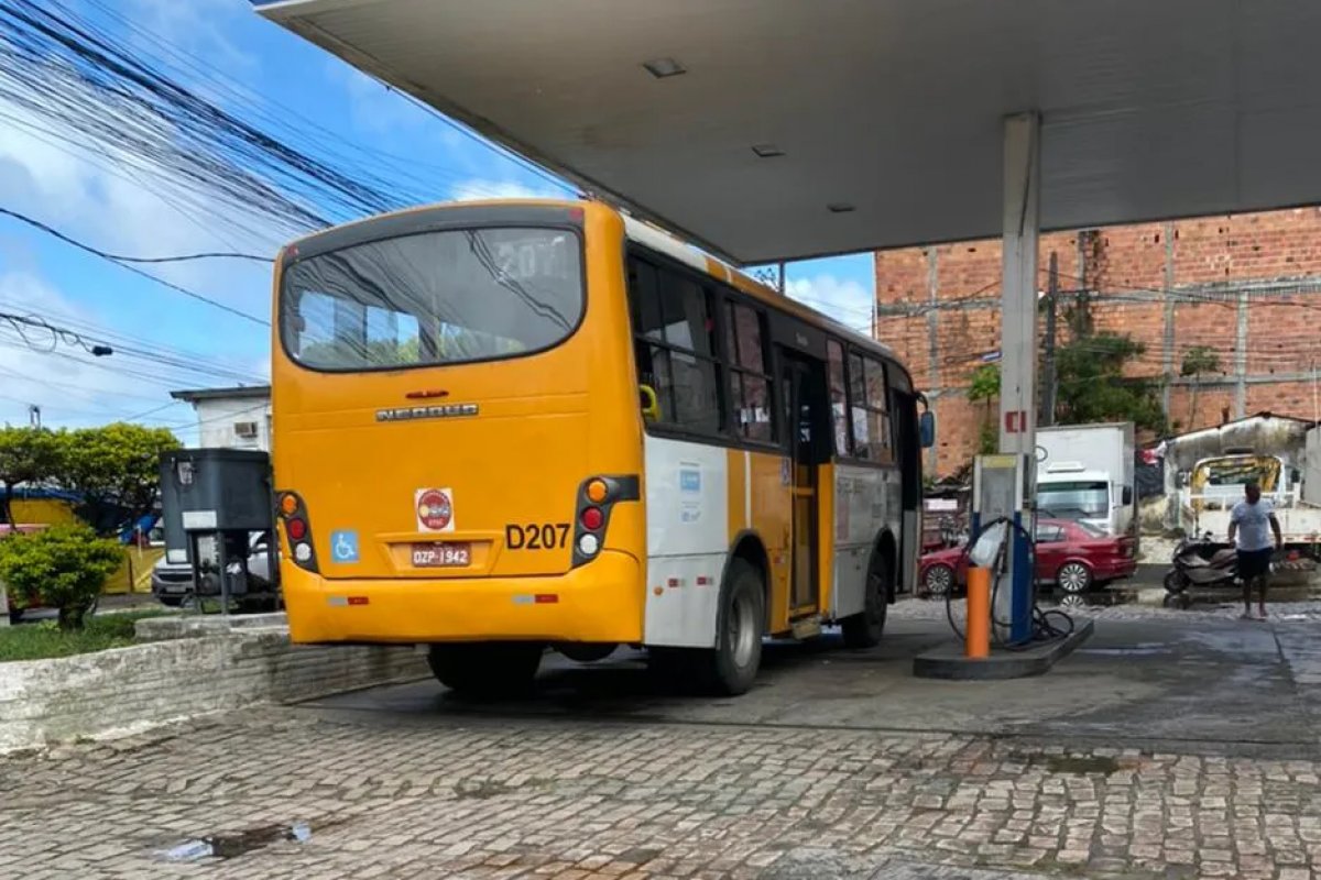 Motorista de micro-ônibus reage a assalto e é baleado, em Salvador