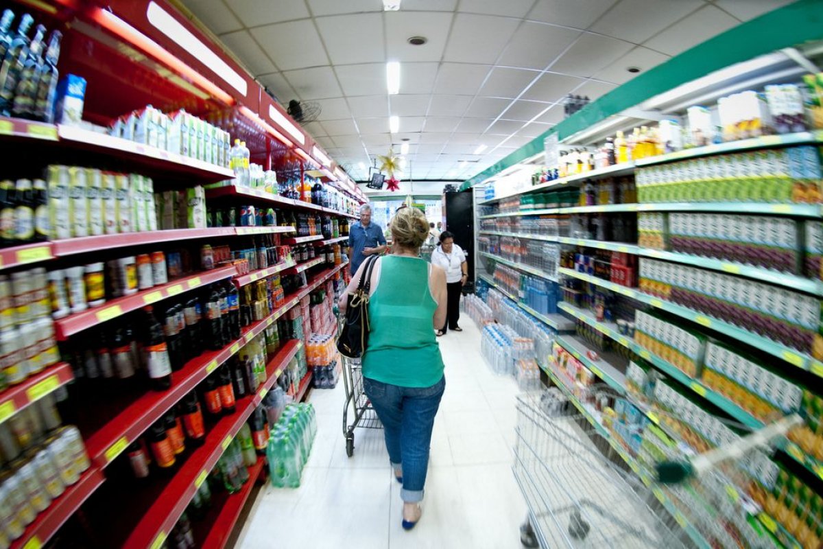 Alimentos para consumo em casa registram terceira baixa consecutiva, indica IBGE
