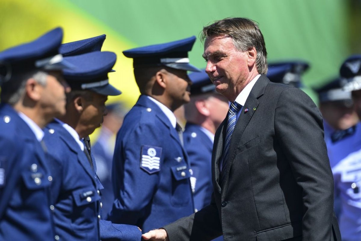 Governo vai analisar lei que alterou regras de aposentadoria de militares