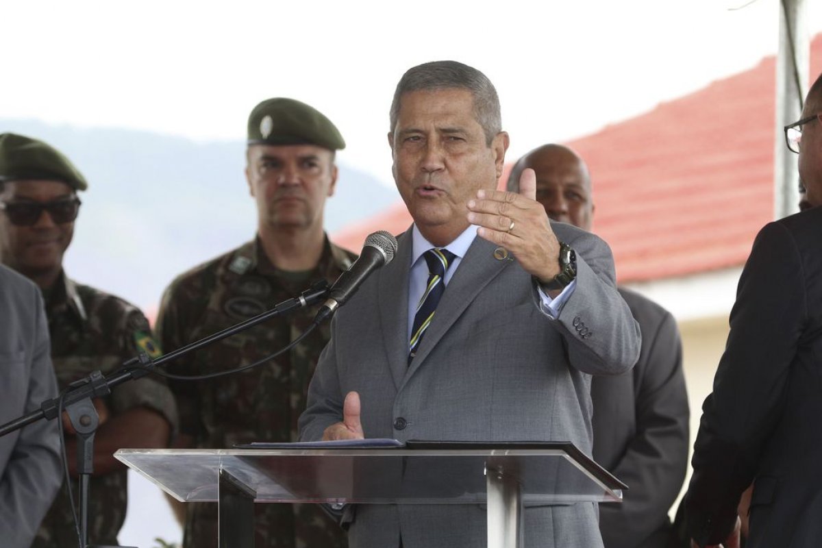 Braga Netto diz que suspendeu compra de coletes após descoberta de irregularidades