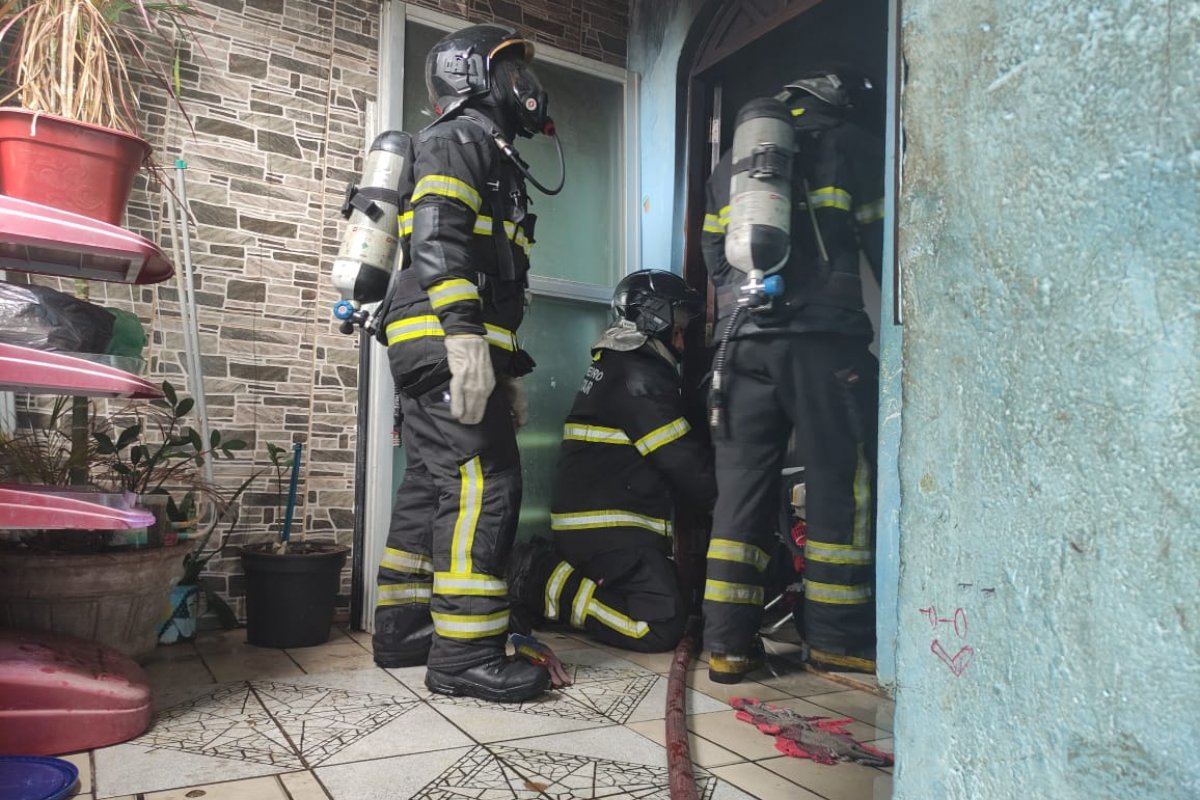 Corpo de Bombeiros apaga incêndio em casa no Imbuí, em Salvador