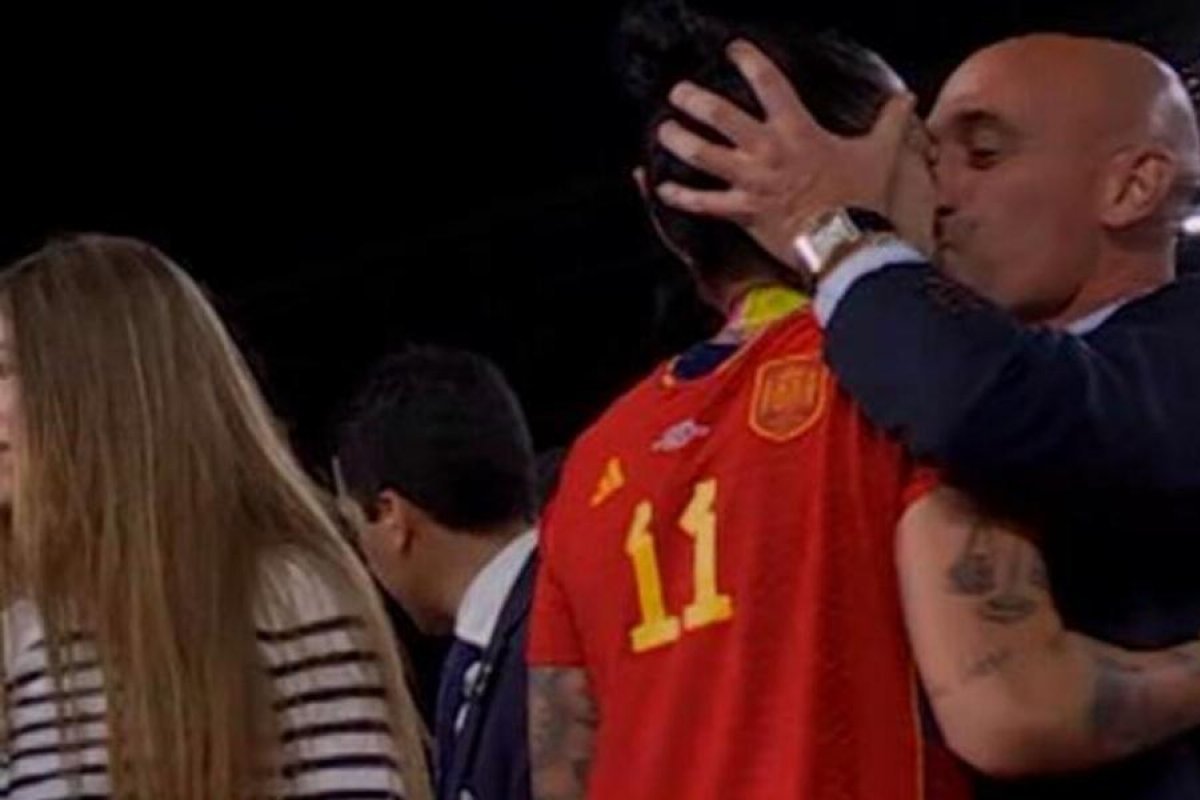 Ex-presidente da Federação Espanhola de Futebol virá réu após beijo sem consentimento