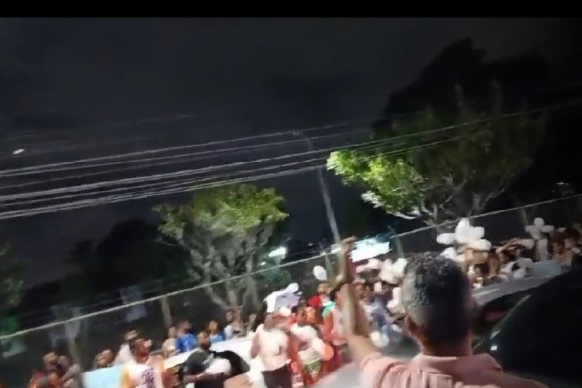 Vídeo: Moradores de Narandiba realizam protesto contra morte de homem baleado pela PM