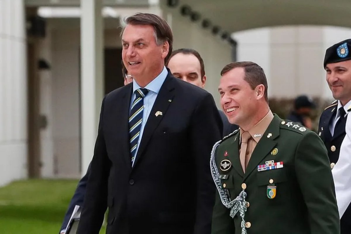 Bolsonaro diz que Mauro Cid 'tem bom caráter' e que não tem medo de delação premiada