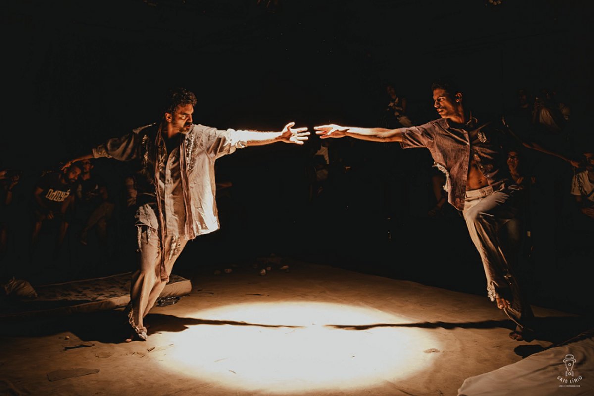 Teatro Sesi Rio Vermelho recebe espetáculo que tenciona questões sobre identidade e relacionamento LGBTQIA+!