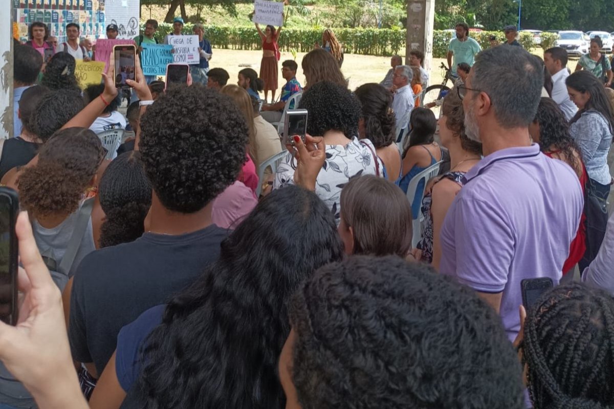 Aluna vítima de transfobia por professora na UFBA diz que foi tratada como 'surtada psicótica' em aula