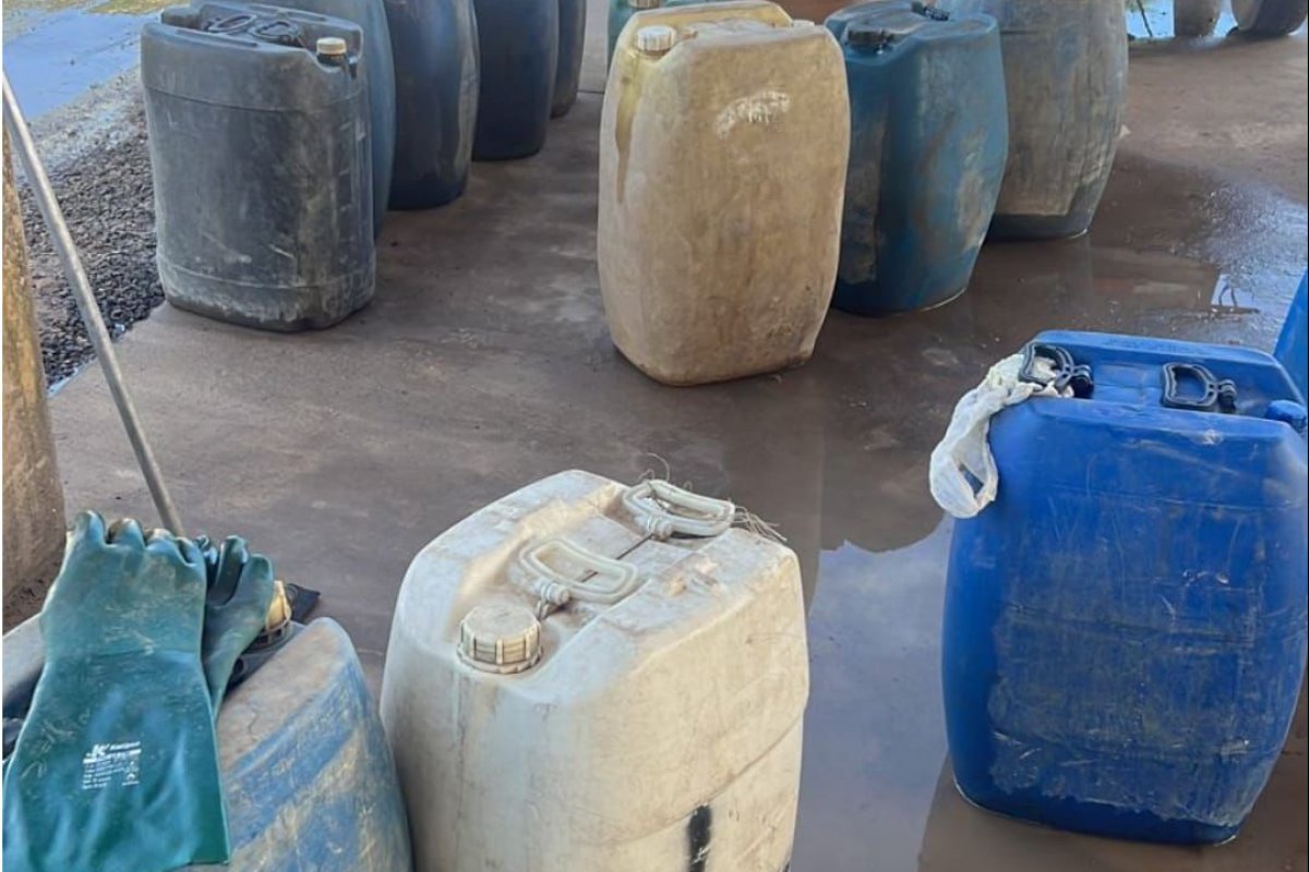 Posto ilegal com cinco mil litros de gasolina é descoberto pela polícia na Bahia