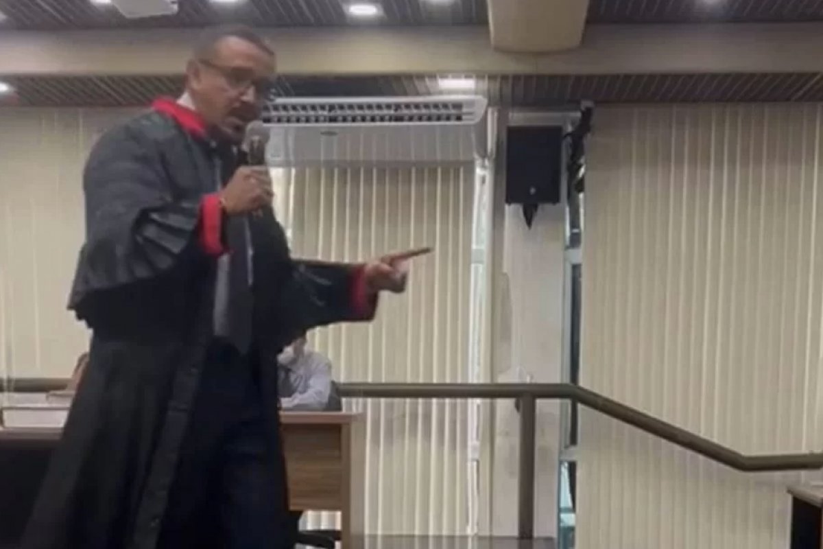 Vídeo: promotor chama advogada de 'cadela' em audiência