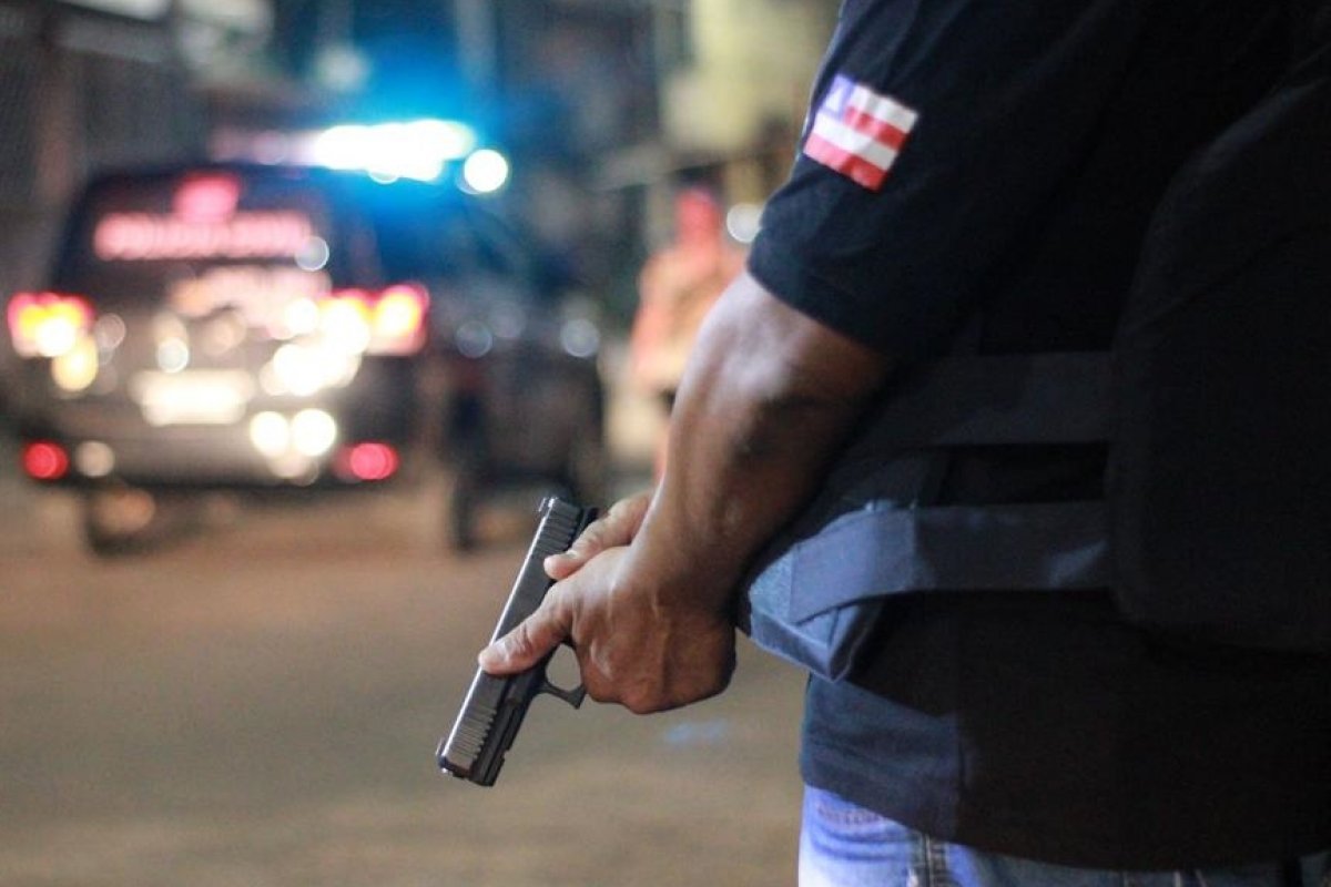 Polícia Civil apreende veículo roubado e armas após confronto na Avenida Paralela