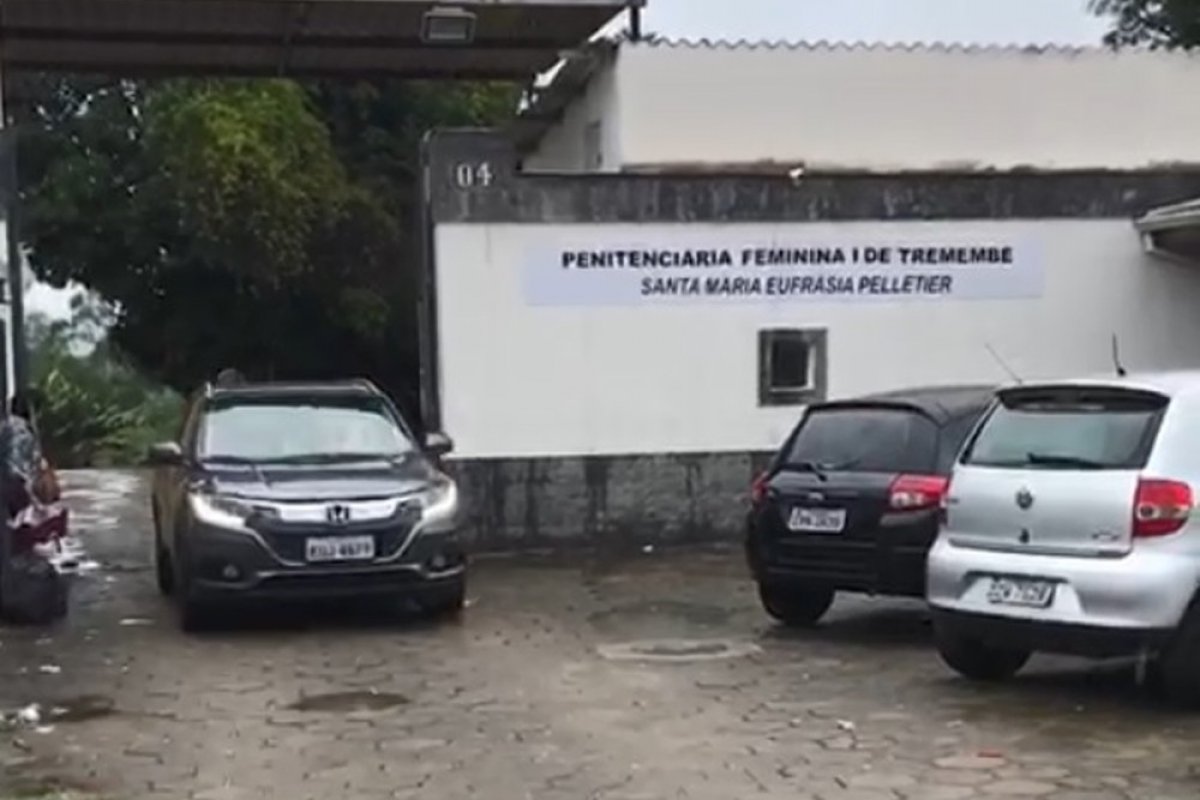 Após decisão judicial, carro busca Suzane Richthofen dentro de presídio