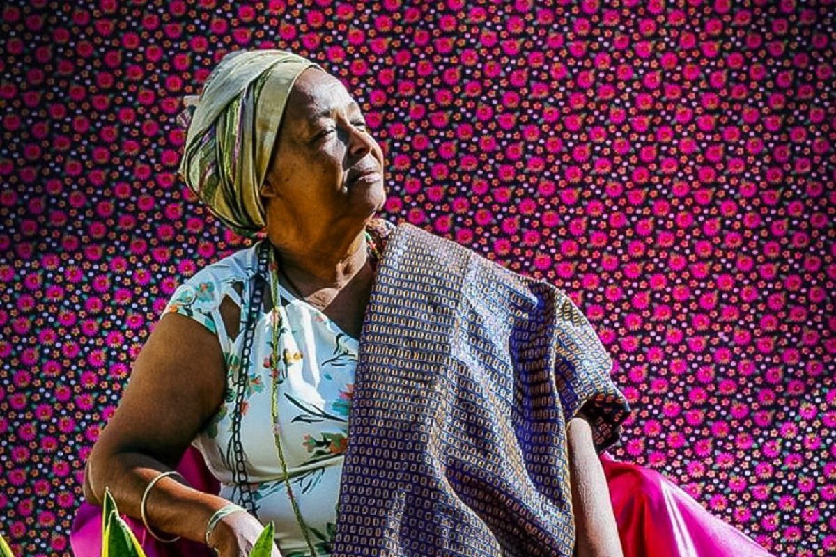 Governo promete fábrica de sapatos e entrega presídio no quilombo liderado por Mãe Bernadete