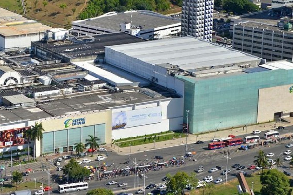 Pedestre é atropelado em frente a shopping em Salvador