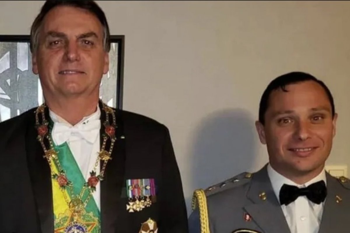Cid confessou à PF ter entregue dinheiro das joias nas mãos de Bolsonaro, diz revista