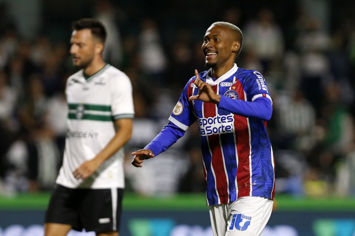 Vídeo: Na estreia de Ceni, Bahia goleia Coritiba fora e abre quatro pontos para o Z-4; confira os gols do Tricolor