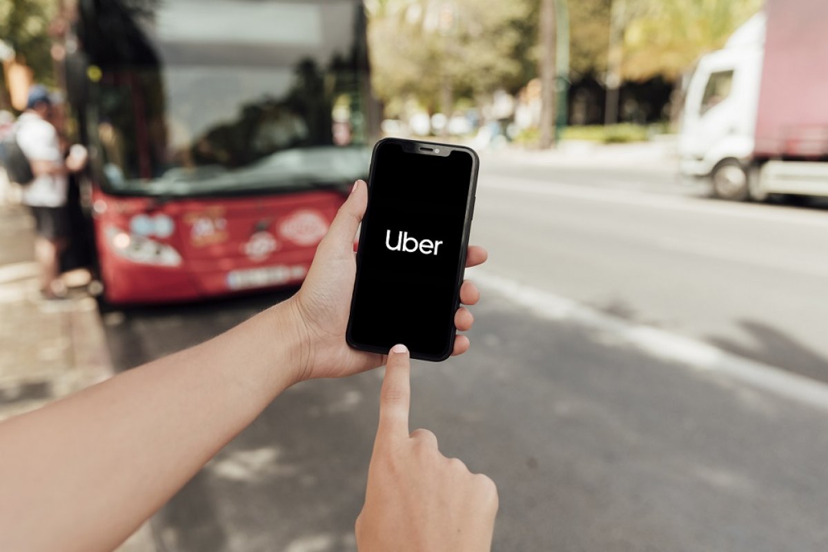 Justiça multa Uber em R$ 1 bilhão e manda empresa registrar motoristas