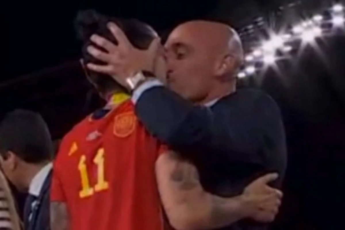 Justiça determina que Rubiales mantenha distância mínima de Jenni Hermoso